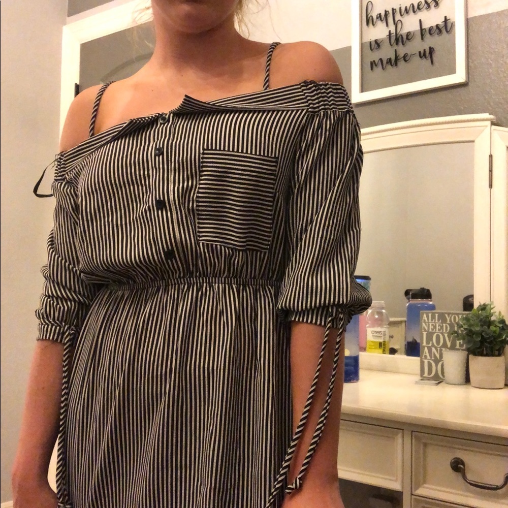 BLACK AND WHITE STRIPPED DRESS